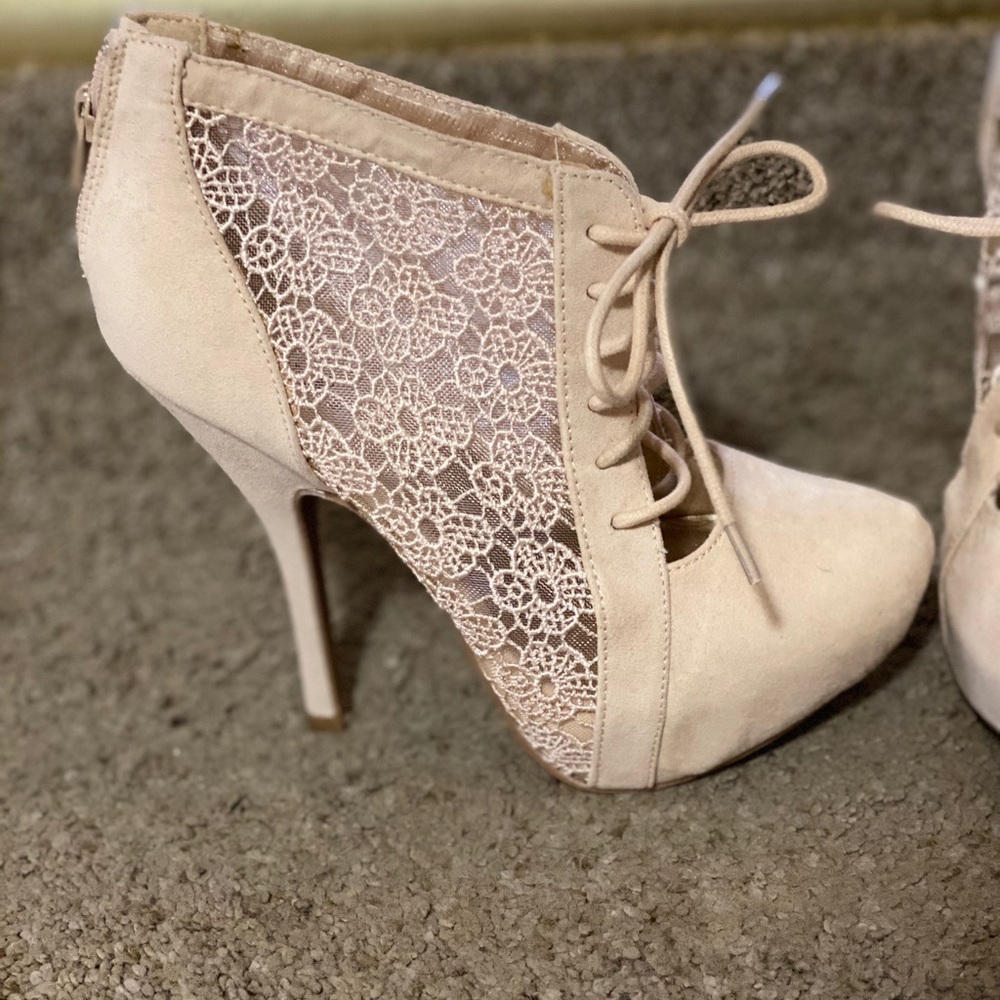71/2 vintage lace cream heels